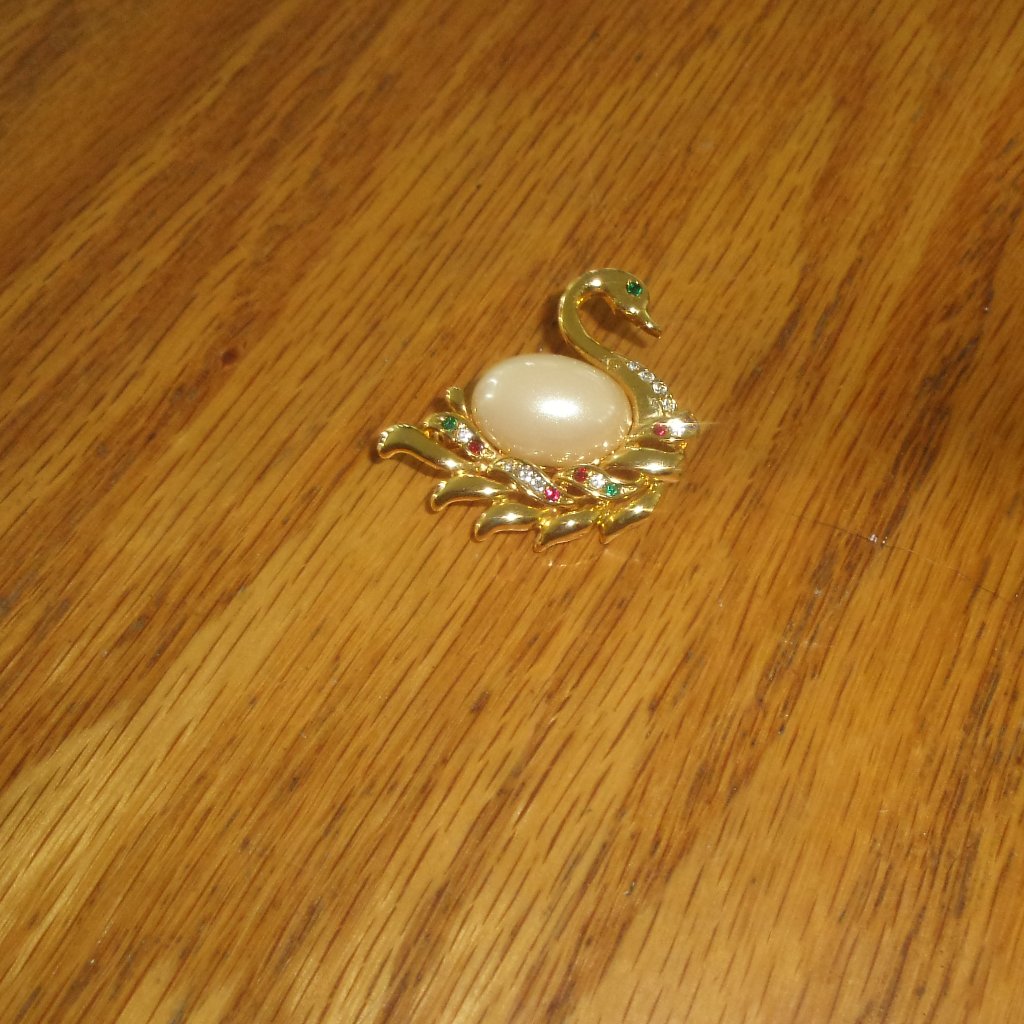 Pin Brooch Gold Tone Swan Pearl Rhinestones 7$